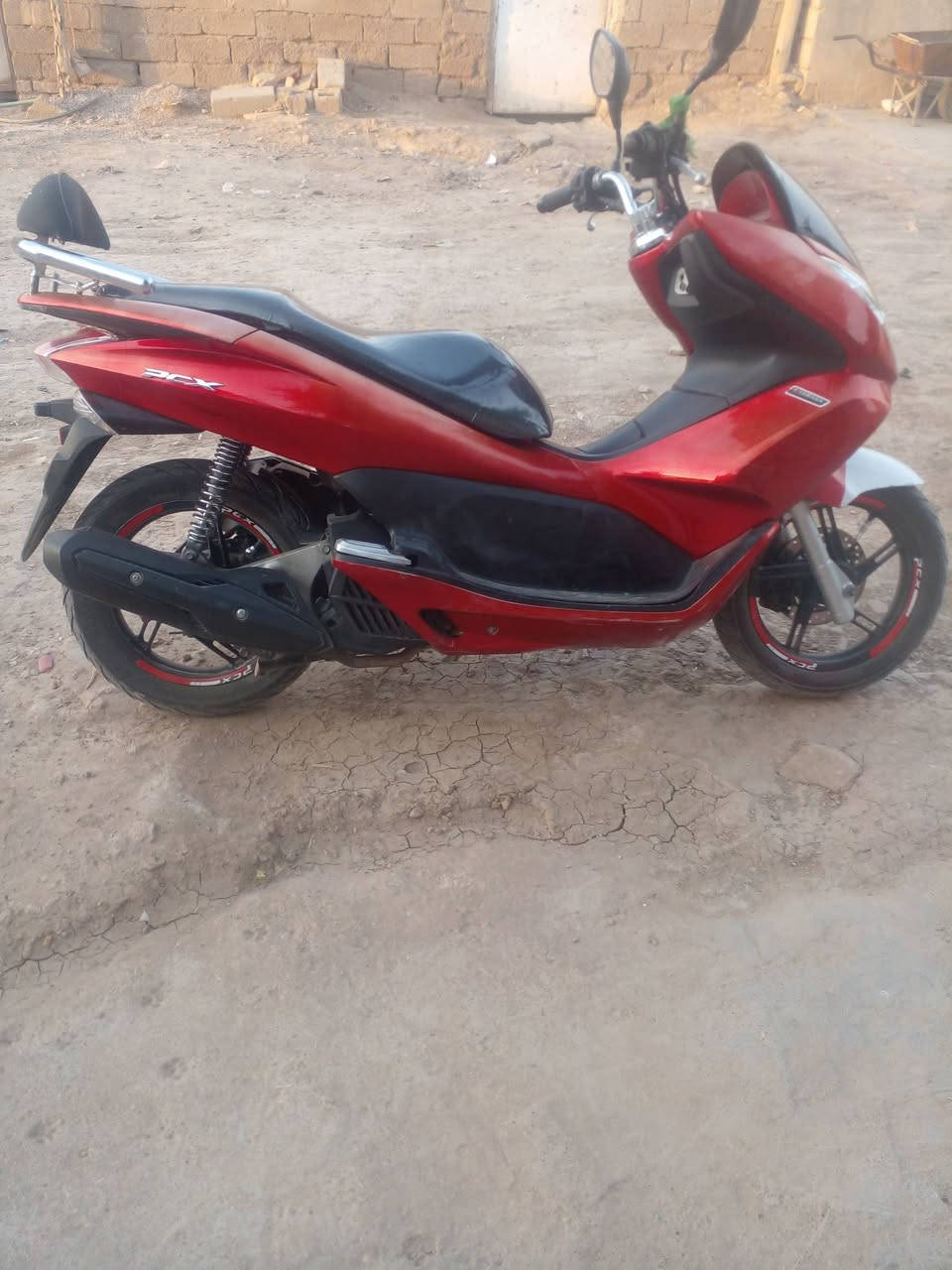 ‏PCX جيل اول للبيع  (JF)
مكينه مكفوله كفاله عامه 
محرك (150)
كهربائيات كله شغاله + ستان حساس + حساس ازدحام 
ماشيه (40) الف
دراجه شلعه ومعدل خير من الله
عنوان - كوت سعرها (12) ورقة 
اي استفسار رقمي (***********) واتساب او تصال
