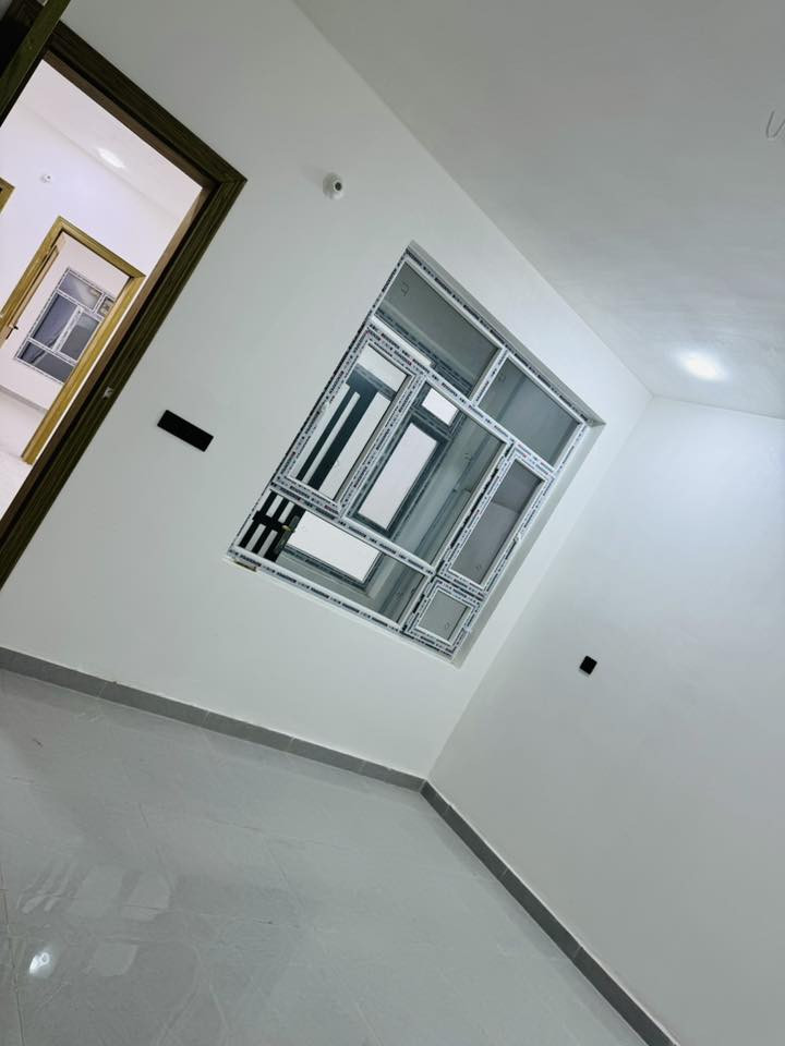 سلام عليكم بيت للايجار جديد غير مسكون تسليم مفاتيح مباشر  بناء حديث
يحتوي على مطبخ صاله +هول + غرفه نوم +صحيات +مناور + كراج.  موقعه بكرلي الأولى منطقه سكنيه هادئه جداً

الايجار ٤٠٠  لان بيت جديد 

للأستفسار والاتصال على رقم ***********
