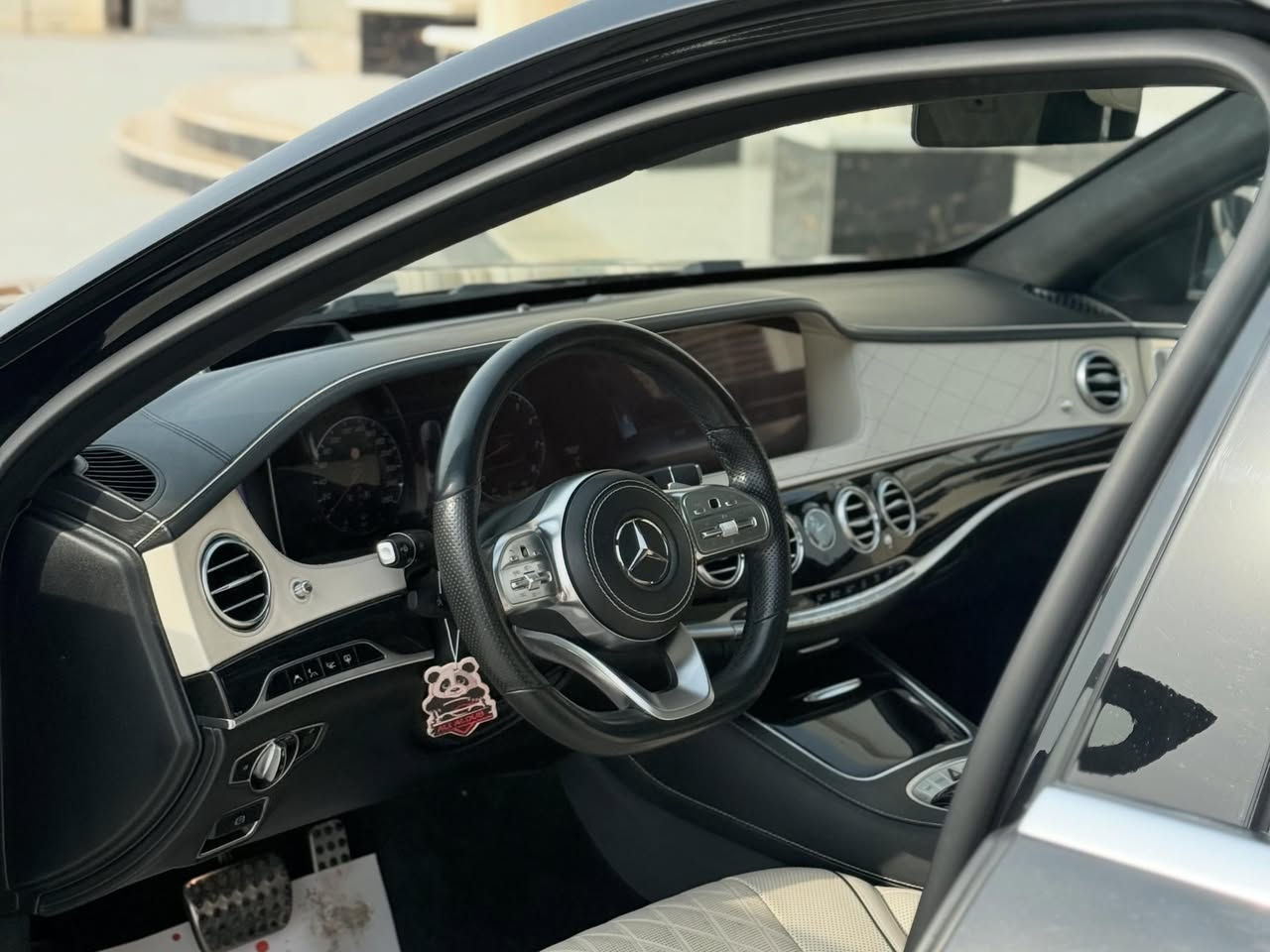 ⁨ مارسدس اس كلاس S560
الموديل 2020
ماشية ٦٧
خليجية 
مكفولة كفاله عامة مغلفة BBF
المواصفات ١/١
فرمتك ٤
كامرات ٣٦٠
لون الداخل اوفايت 
تايرات الشركة بيها
شاشات خلفية 
ابطكة جوة المايباخ يعني 
فول مواصفات 
استفسار ***********&***********⁩
