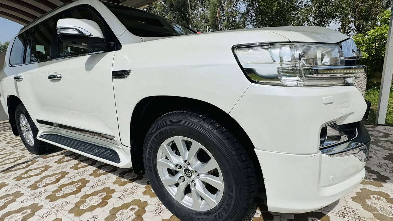 سلام عليكم للبيع لاندكروزر موديل ١٨
سيارة جديدة 
فول موصفات 
ترهم مراوس
***********
