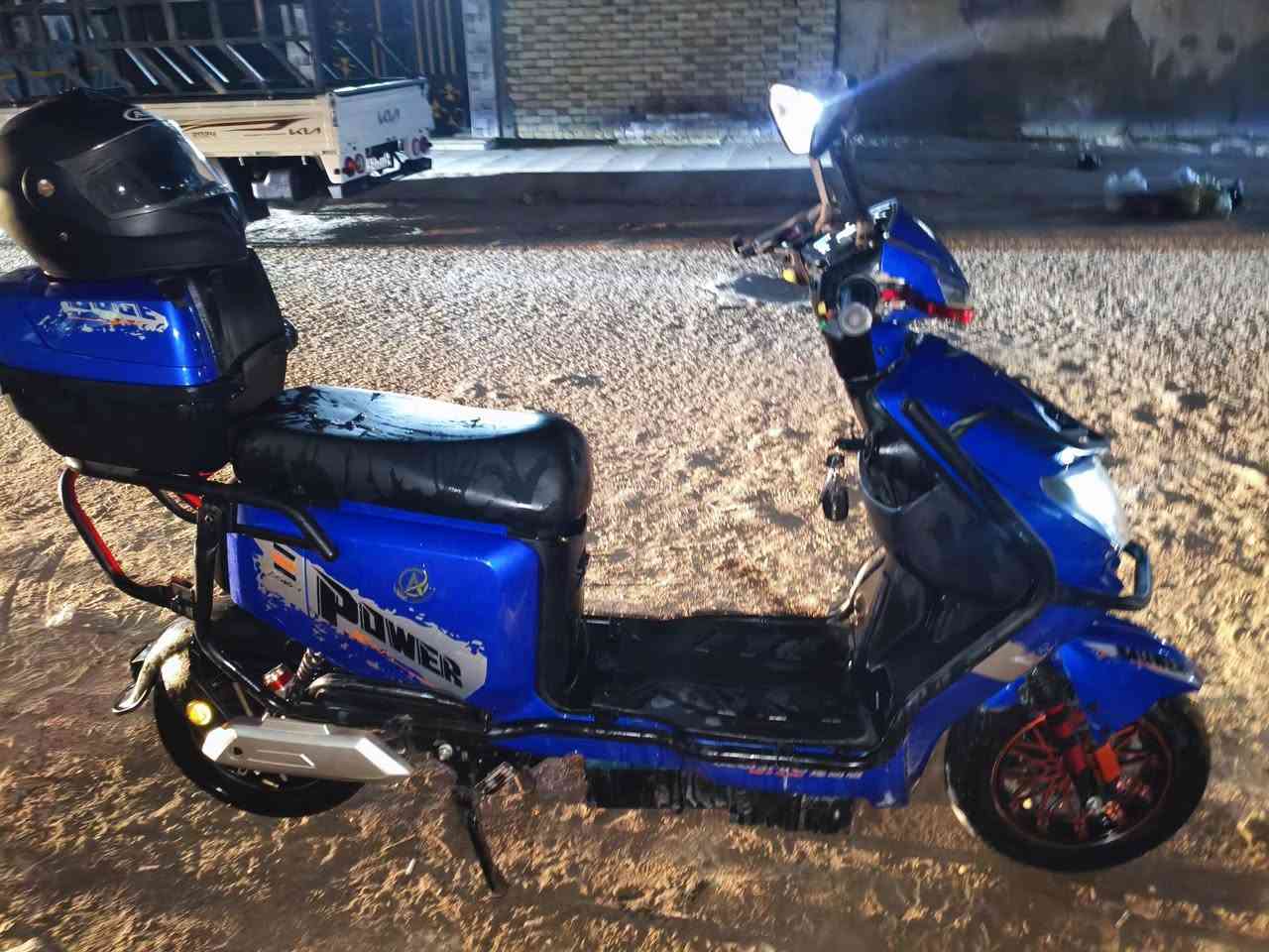 السلام عليكم دراجه شحن للبيع نضافه 95%تايرات جدد والباقي كلشي بيه بلادي ملف2000 /6باتريات صالي 3اشهر من ماخذه دبل بصمه دبل سويج نظامP+نظامR دراجه جديده وتمشي خير من الله مع خوذه اصليه المكان نجف السعر 550وبيه مجال للشراي والماعده عيوني اله للاستفسار خاص او واتساب ***********.
