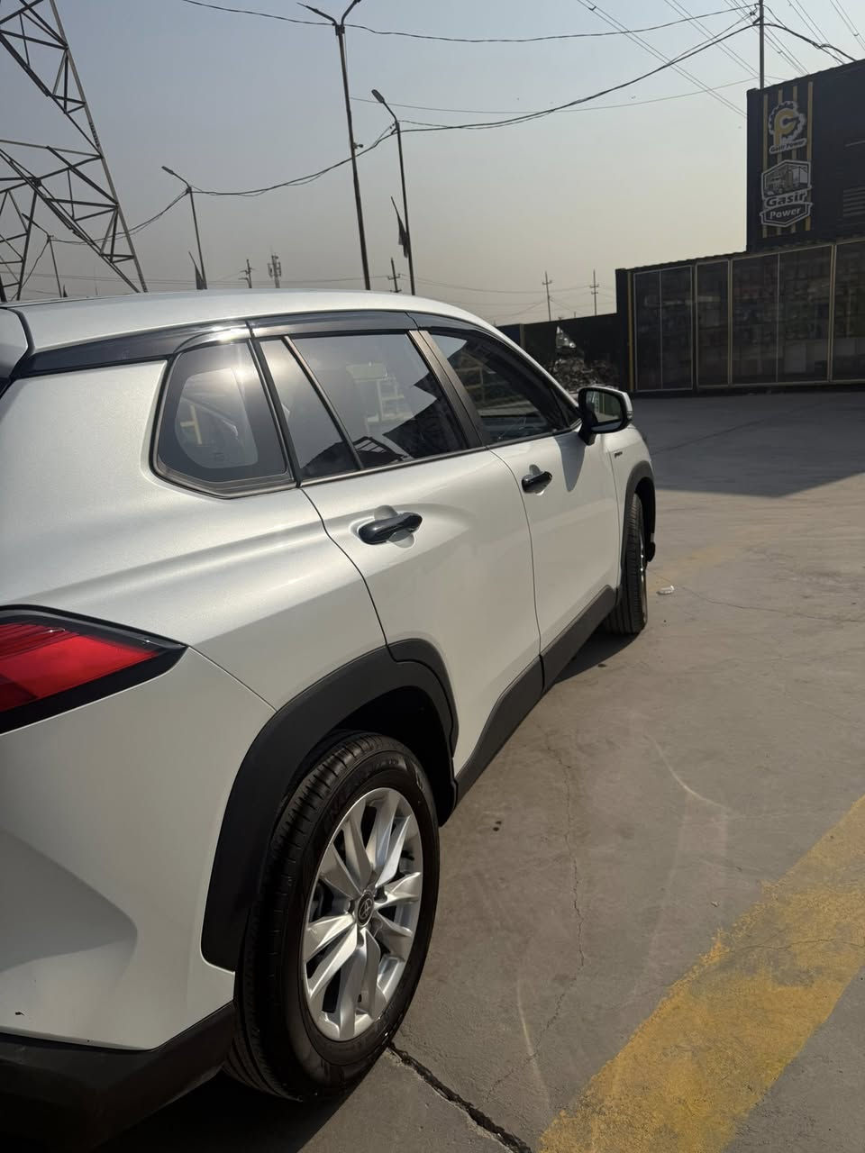 كورلا كروز موديل ٢٠٢٥ ماشيه ١٥ الف مواصفات عاديه بيها شخط بسيط في باب الخلفي عكس السائق موضح بالصوره 
سعرها ٢٦ مليون وبيها مجال مكاني بغداد بسمايه
***********
