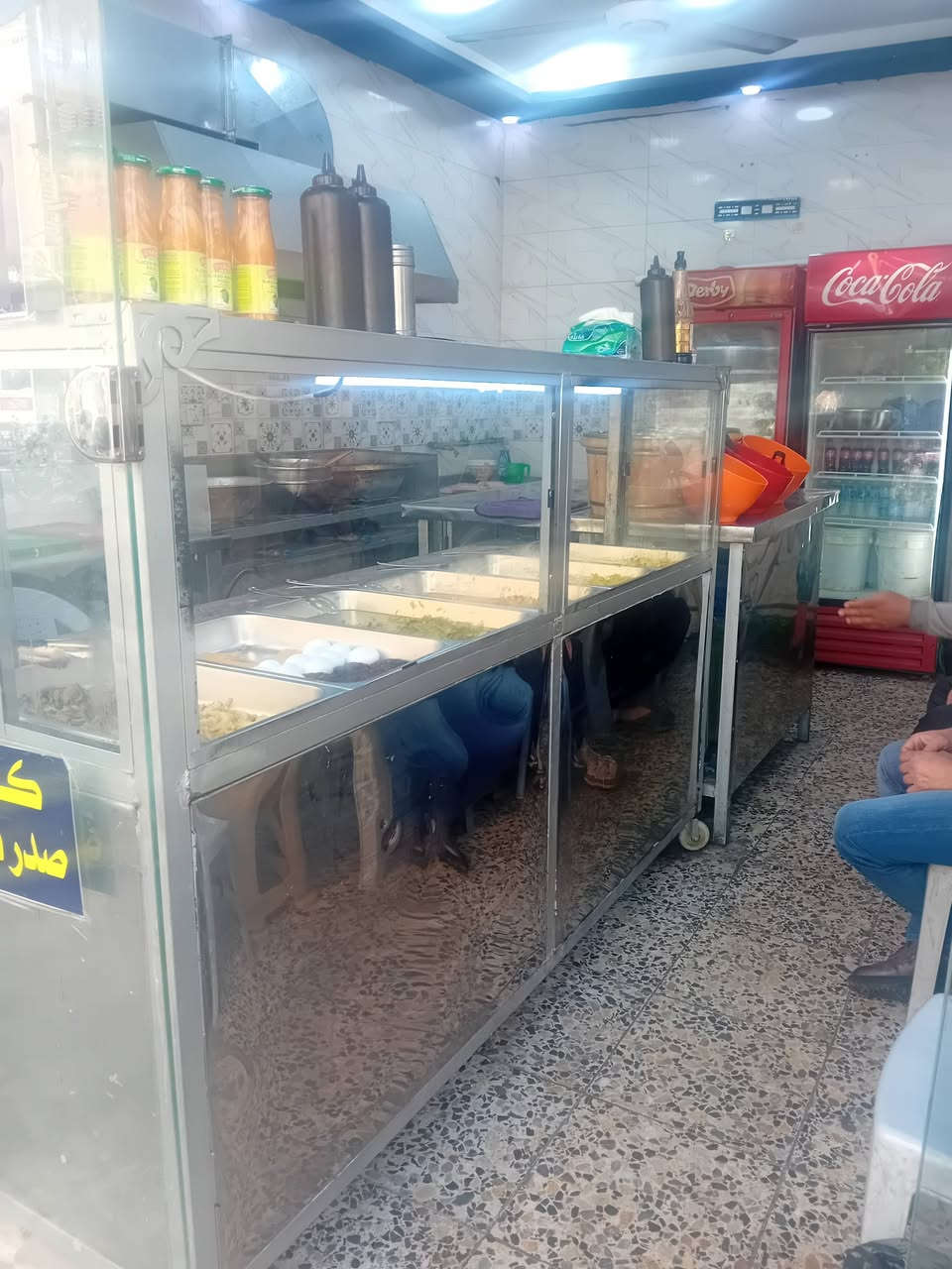 بسم الله الرحمن الرحيم 
السلام عليكم 
عندي هذا المطعم للبيع المطعم كامل مكمل جاهز من كلشي سبب البيع عدم التفرغ المطعم شغال وواصل ٤٠٠ صمون وموقع ممتاز 
إيجار المطعم ٣٦٠ مع الكهرباء والمي المطعم شغال من ٥ الصبح لحد ٢ بليل مطعم نظيف ويخبل والغراض كلها درجة أولى 
للتواصل ***********علي حاتم 
*********** علي حاتم
موقع المطعم الوشاش شارع العام مقابل مقهى صفاء البحر
