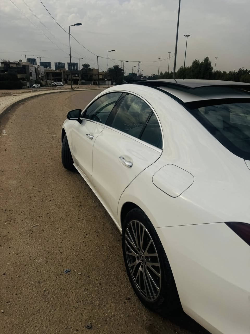 ⸻

السلام عليكم ورحمة الله وبركاته

نوع السيارة: مرسيدس بنز CLA 250
الموديل: 2023
اللون: أبيض

مواصفات السيارة:
 • كاميرا خلفية
 • التحكم على المنحدرات
 • تدفئة المقاعد
 • فتحة سقف بانوراما
 • بصمة تشغيل
 • دخول ذكي لجميع الأبواب
 • مثبت سرعة
 • مراقبة النقطة العمياء
 • نظام التعرف على إشارات المرور
 • إنارة محيطية بـ 64 لون
 • Apple CarPlay
 • رادارات
 • مقاعد جلد
 • ومواصفات أخرى عديدة

الحالة القانونية:
 • السيارة باسمي
 • التحويل خلال يوم واحد

الحادث:
     .        جاملغ وبنيد مبدلات بلادي ومصبوغات

السعر: 28,000 دولار

للتواصل:
📞 ***********
📞 0787 586 1134
