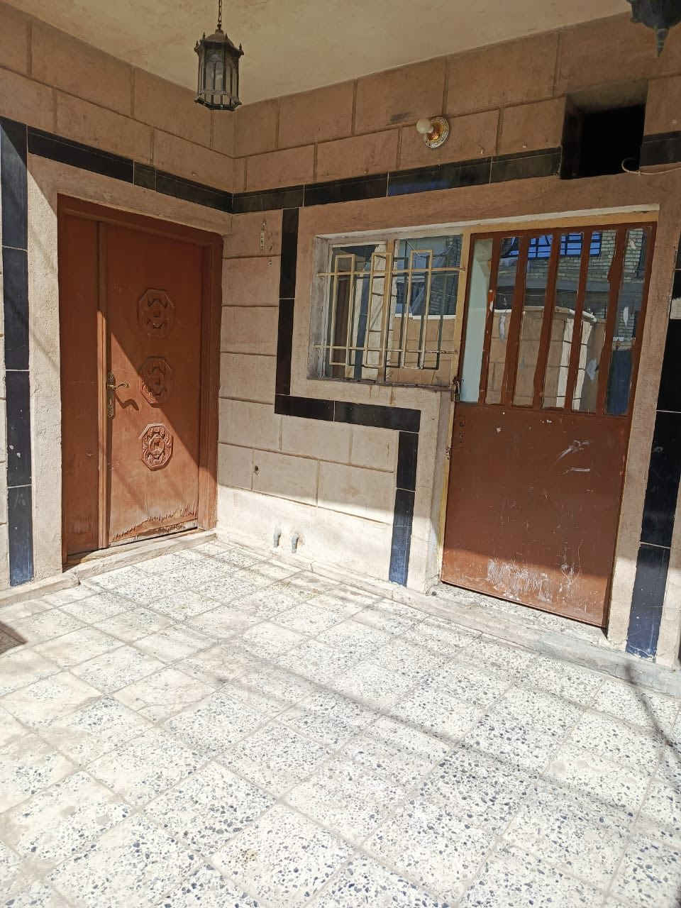 بيت للبيع 
الواجهة ١٠والنزال ١٤ونص طابق واحد يحتوي على غرفتين نوم و حمام و مطبق و حولي و استقبال و وكراج ()جنس العقار طابو صرف سند مستقل 
للستفسار ‭٠٧٧٣ ٤٤٩ ٧٤٢٣‬
الموقع الشرطة الخامسة قريب على شارع المدارس
