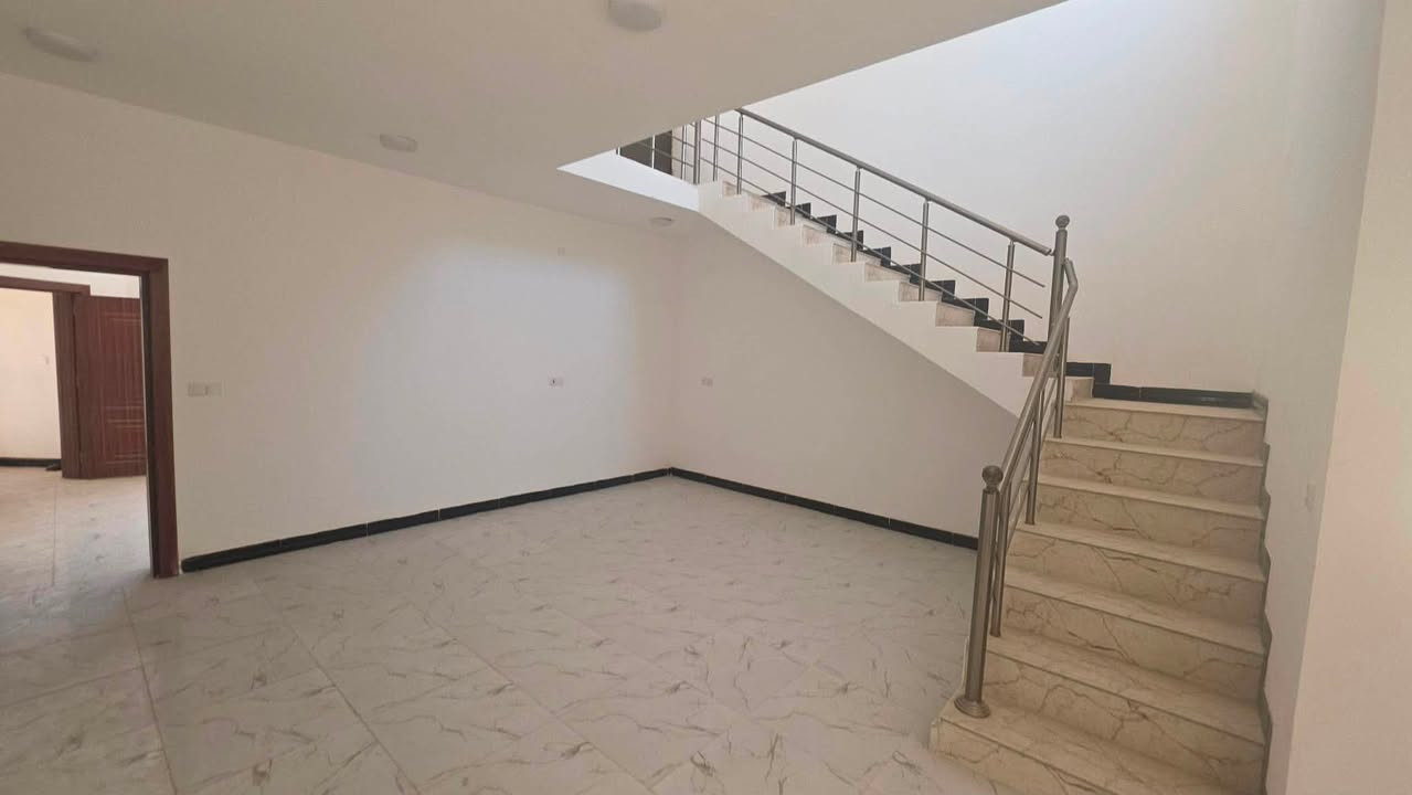 🏡 دار ركن للبيع – موقع مميز مقابل جامعة الفلوجة
فرصة مميزة لامتلاك دار حديثة وجاهزة للسكن في مجمع زهور الفلوجة (2)، مجاور جامعة الفلوجة وعلى شارع 20، بموقع هادئ وقريب من جميع الخدمات.

📐 المساحة: 250 م²
🏗 مساحة البناء: 200 م²

مواصفات الدار:
✅ دار ركن بموقع مميز
✅ غرفتا نوم، واحدة سويت
✅ تشطيبات إضافية منفذة من المالك بجودة عالية
✅ جاهزة للسكن مباشرة
✅ كهرباء، ماء، وجميع الخدمات متوفرة

💰 السعر المطلوب: 167 مليون دينار
📌 السعر أقل من أسعار الدور الحالية داخل المجمع، وفرصة مناسبة للسكن أو الاستثمار.

📞 للاستفسار والمعاينة:
أبو أوسيد للعقار والاستثمار
***********

إذا عندك عقار للبيع أو ترغب بالشراء داخل الفلوجة والمناطق المجاورة، تواصل ويانه ونوفرلك أفضل العروض.
