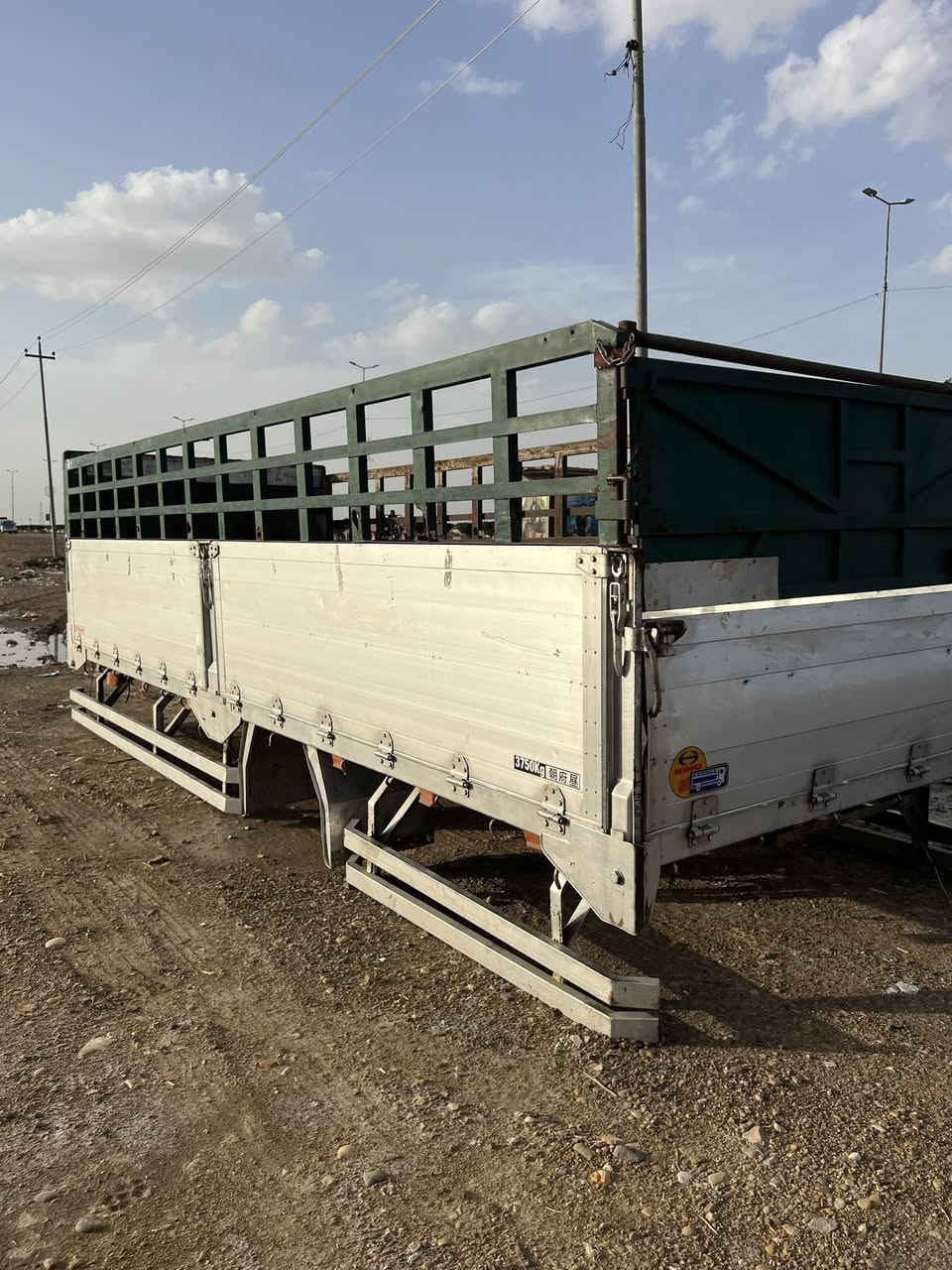 السلام عليكم بدي هينو للبيع ٨٠ قطعتين جنل حديد دبل شاصي حديد كاعيته بقلاوه مكان واسط قضاء الحي ***********
