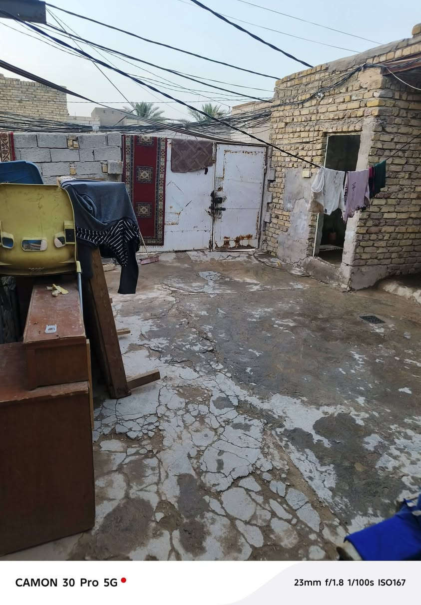 السلام عليكم بيت 200 متر بدايه شارع الحوزه يوم سعيدين المطار الجديد السعر 70 مليون وبي مجال غرفتين غرفتين وصاله واستقبال الغرفه الوحده ست امتار والصاله من امتار والاستقبال من امتار والمطبخ خمسه باربعه مكشوفات اثنين تخاريج داخليه وخارجيه فقط ما ملبوخه السقوف والارضيه صبابه الاتصال على الرقم السعر 70 مليون وبه مجال***********
