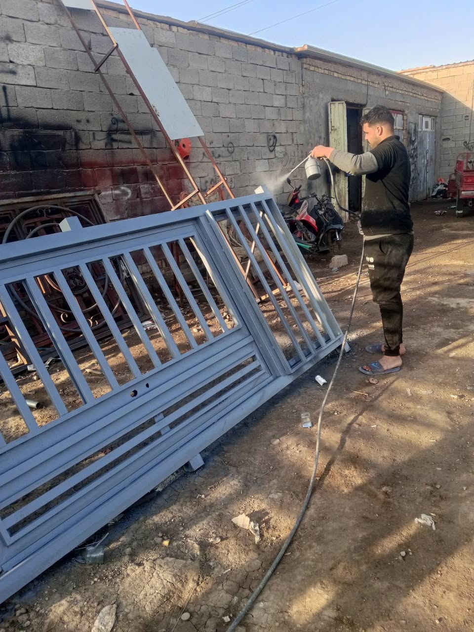 سلام عليكم معمل حداده تساهل شغل بواب وشبابيك وسقيف گيسبان وجينكو وبنسب أسعار شغل درجه وله شغل كله 2 ملم التواصل *********** بي واتساب
