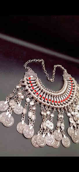 قطعة فنية قديمة مع فلسان عثمانية مرصعة بالعقيق الاحمر وملبس فضة ثابتة الوزن 150غم ،،، 

  هاتف / ***********    واتساب
