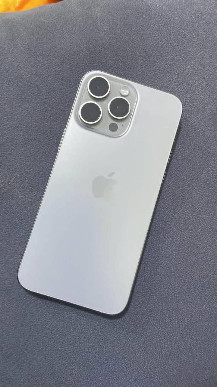 سلام عليكم اخوان ايفون ١٥ برو ماكس بطاريه ٨٧ شرق اوسط ماداخل صيانه ابد ومكفول ماعدا الشخوط بالشاشه بسيطه السعر (مليون وبي مجال بسيط)
 ***********
