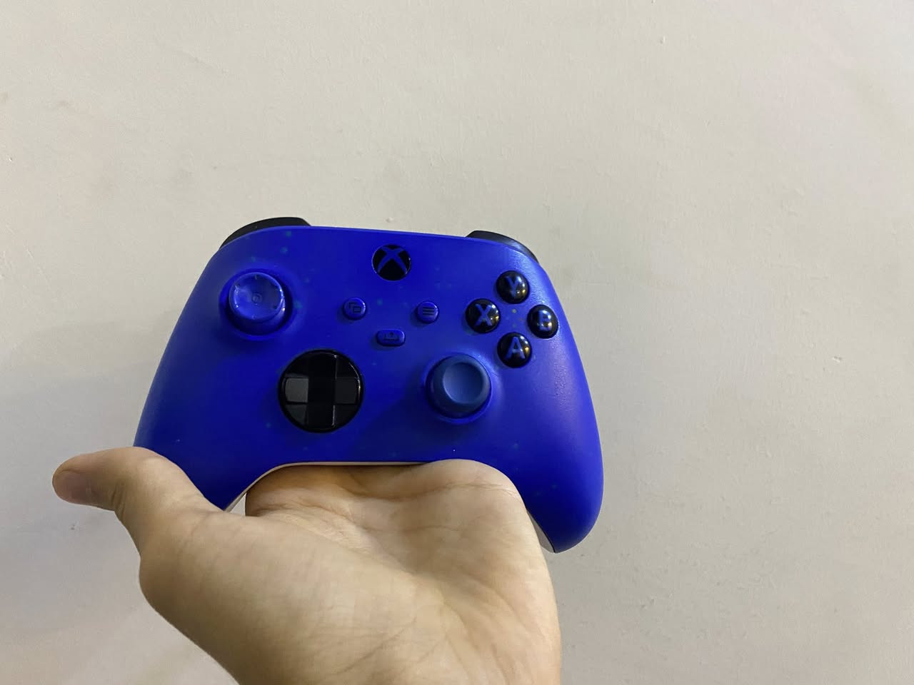 متوفر x box one s 
اللون ابيض 
واحد تيرا 1T 
اثنين يدات اصليات بس وحده بيها درفت 
Fifa 24 مملوكة
السعر ٢٠٠ وبي مجال للشراي 
( الشعلة - السلاميات )
*********** او التواصل ع خاص
