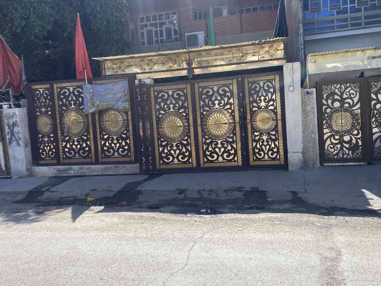 السلام عليكم باب سلايت مع سياج حديد ثقيل شغل تسكام جديد مابي لا زنجار ولا كسر بالبيلت لبيع مكاني مدينة الصدر ***********
