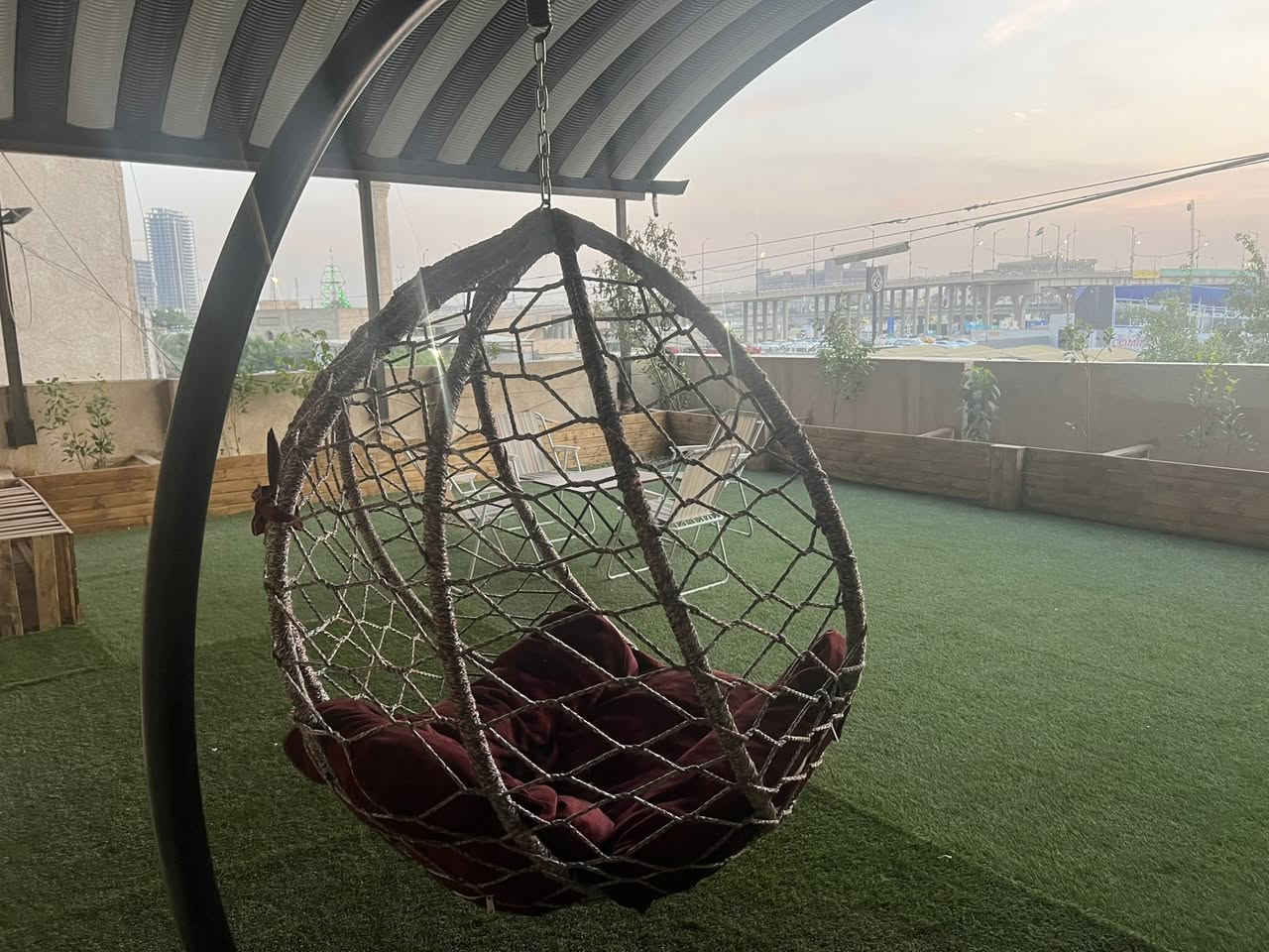 السلام عليكم 

تتوفر شقق مفروشه حديثه للإيجار ( للعوائل فقط ) موقع  الشقق جدا مميز  (بنص بغداد )بغداد - شارع فلسطين مجاور تقاطع قرطبه  مقابل مستشفى الجمله العصبيه مساحه الشقه ٨٢ متر تحتوي على غرفه سويت  كبيره و غرفه استقبال  وحمام  ومطبخ كبير وتحتوي كذلك على منورين ، تتوفر في الشقه كافه الخدمات من كراج مجاني وكهرباء ٢٤ ساعه وسبالت انفيرتر وخدمه الانترنيت . علما ان البنايه مجهزه بمنظومه طاقه شمسيه .

🩸سعر الايجار الشهري مليون وميتين  الف دينار شهريا شامله جميع الخدمات .

للتواصل على الرقم ادناه : 
***********
-
