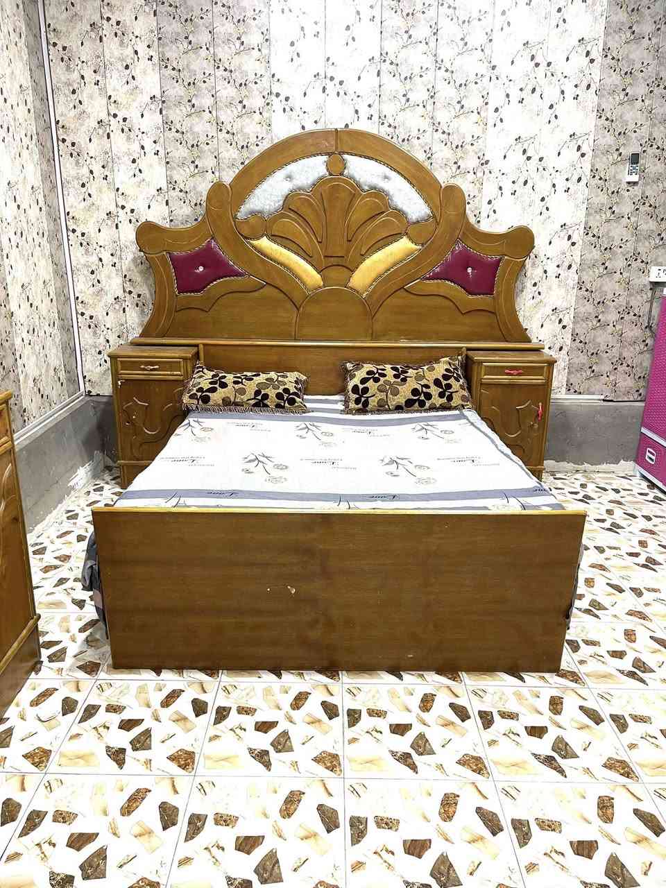 السلام عليكم غرفه للبيع نجاره يدويه نضيفه كلش 
المكان نجف ـ قريه الغدير 
رقمي***********اثير 
***********اسيا
السعر550وبيه مجال بسيط
