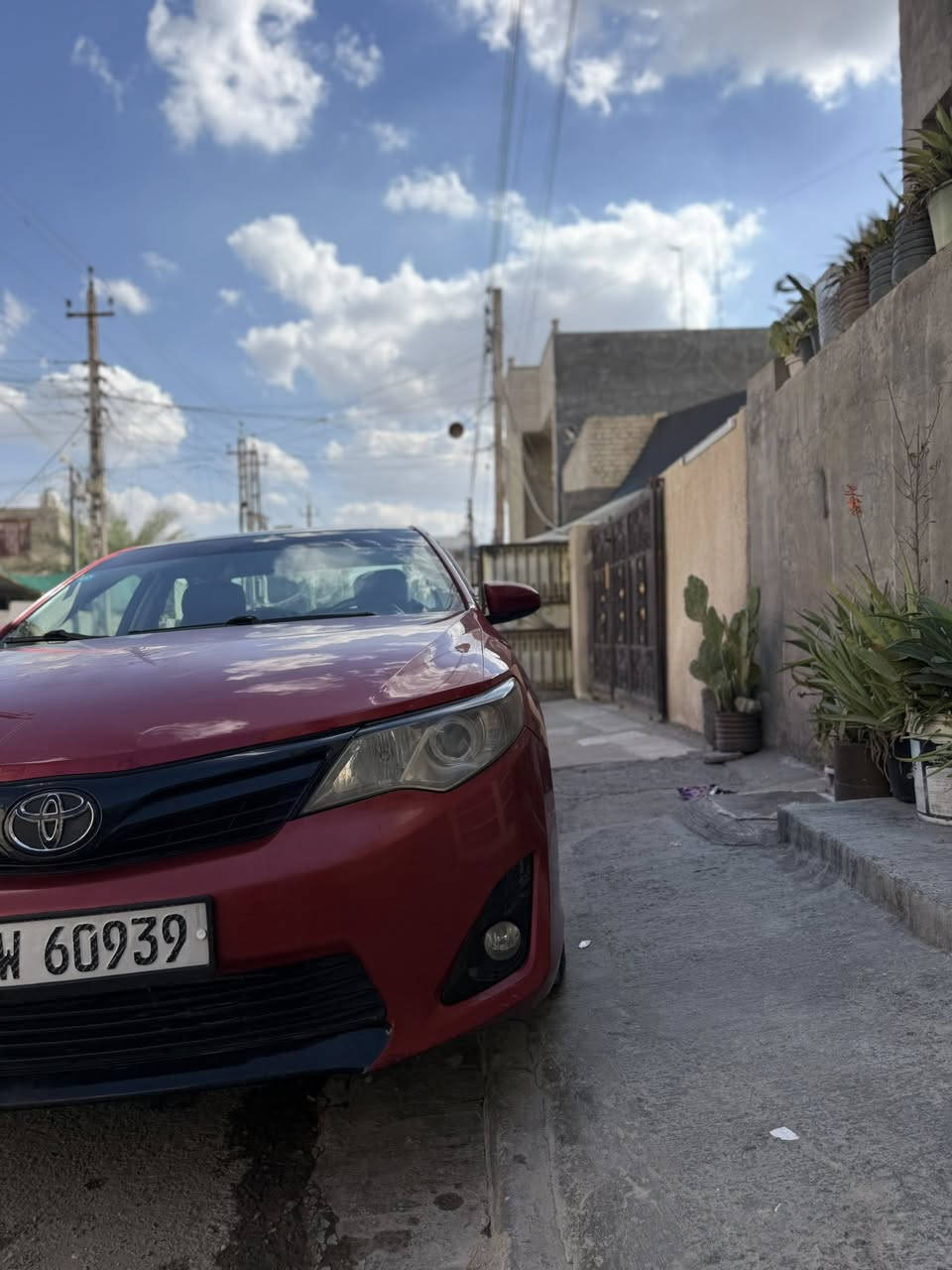 كامري موديل 2012 LE محسن فتحه
وارد امريكي حادثها قطعتين جمالغ خلفي باب خلفيه او البيبان اليمن بارد  ماشيه 106 الف مايل لون احمر غير محدد سنويه جديده بأسمي سياره مناقصها برغي سياره جاهزه للاخير ***********
السيارهب123 وبيها مجال بسيط
