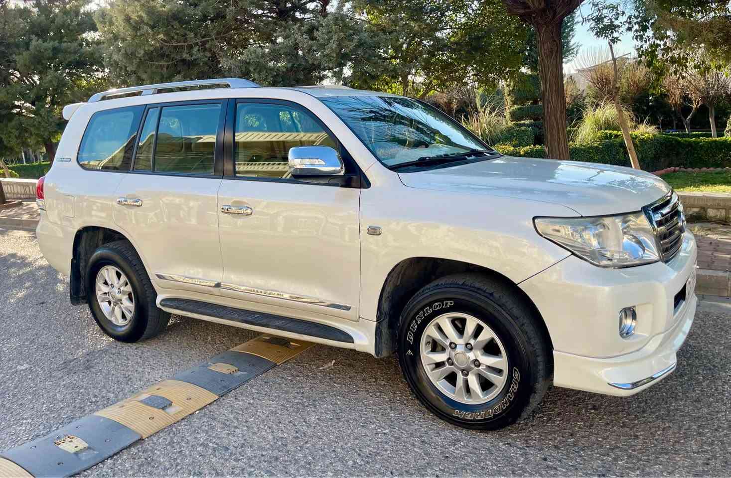 لاندکرۆزەر ٢٠١١ فتیم فول یادی ٦٠ ساڵە 
ناو کرێمی کوشنەکانی جوانو تازەیە 
٢٧٠٠٠٠کم حقیقی ڕۆشتوە بێ کرانەوە
٢ بەسمە 
سەلاجە تەبرید مرکزی سلاید 
سەیارەکە تازە و جوان ماوەتەوە یەک دینار مەسرەفی نیە 
سەنەوی و تابلۆی تازە تا ٢٠٣١ تحویل و غرامە هەمان ڕۆژ 
گێڕ مەکینە ئەکسل دەبڵ ئەکسل بە شەرت بێبتەقەو رەقە تایەی تازە
بۆیاخ (چەمەلەخی دوای سەیەق پەڵەیەک +دەرگای دوای سایەق پەڵەیەک لەسەر شوخت بێ ناوگرتن + چەمەلەغی سەکن پێشەوە سارد) 
سلێمانی 
نرخ ٢٨٥ گەڵا مەجالێکی کەم 
***********
لاندگروزر ٢٠١١ فتیم فول مواصفات ٦٠ سنە میلاد
داخل کریمیبو کوشنات کلش جدید 
٢٧٠٠٠٠کم مشی بدون مکینا مکفول کپس 
٢ بصمە 
ثلاجە و تبریز مرکزی سلاید 
سیارة مکفولە من مصروف و مابیها مصرف کلش جدید 
سنوی و رقم جدید ٢٠٣١ غرامات تحویل بشرط نفس الیوم 
محرک و گیر بشرط ما مفتوح مابیها خلل اکسل و دبل اکسل بشرط تایرات جدید 
بنسبە بجمها فقط ربع جملغ خلفی سایق و ربع باب خلف سایق مو دعم عن الشخط و جاملغ امام سکن بیها بارد )
مکان سیارە سلیمانیە 
سعر ٢٨٥ ورقە و مجال بسیط للطیبین 
.٧٧١١٥٢٦١٨١ السليمانية, العراق
