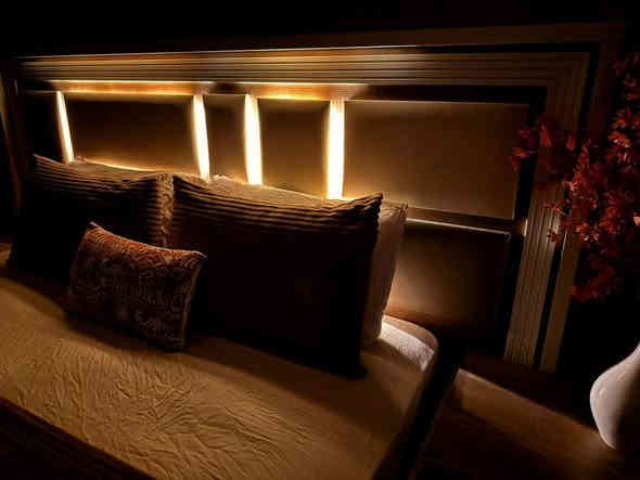 غرفة للبيع ٨قطع مجرات هايدروليك بيهه اناره السرير مخزن سعرهه ٨٥٠ اي ضرر مابيهه *********** غرفة تكمة
