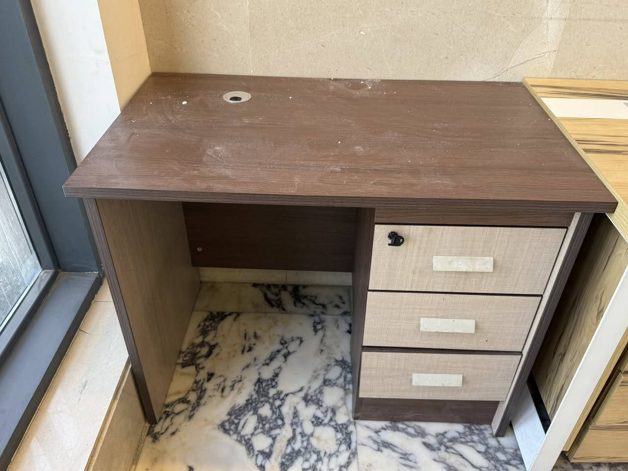 ميز جبير ١٠٠ الف 
ميز صغير ب ٥٠ الف
مكتبه ب ٧٥ الف 
مكان زيونه
***********
