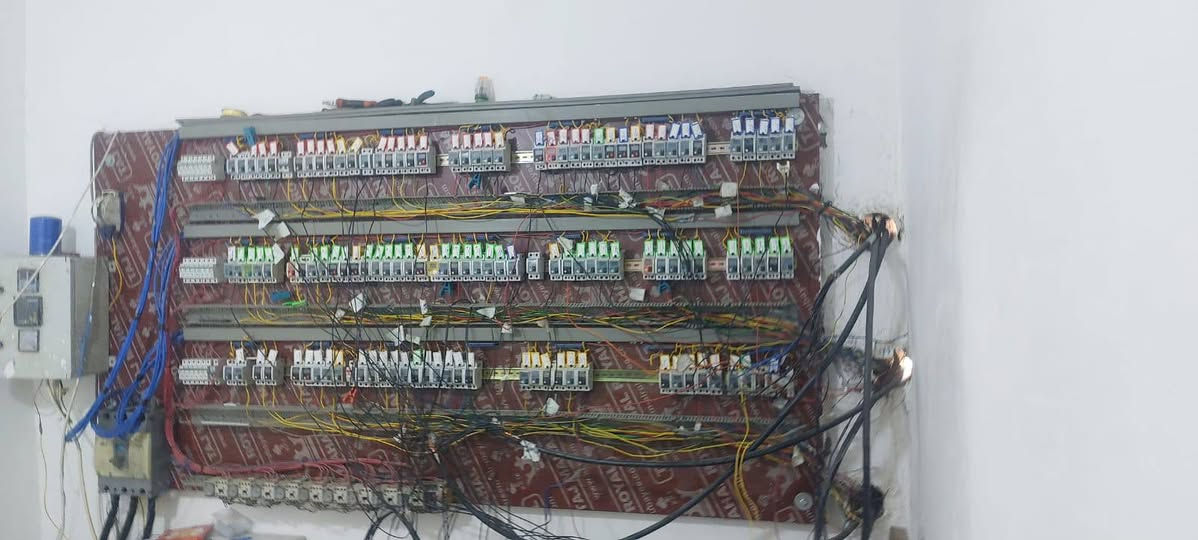 السلام عليكم للبيع موقع في مدينة الصدر بين قطاع 77 و76قرب سوق سويري يتكون من 3مولدات سكانيه 2 بومه وحده 8 حصتين كاز 715 ) الحمل 1100 انبير) مكلف) ‏‪***********‬‏
