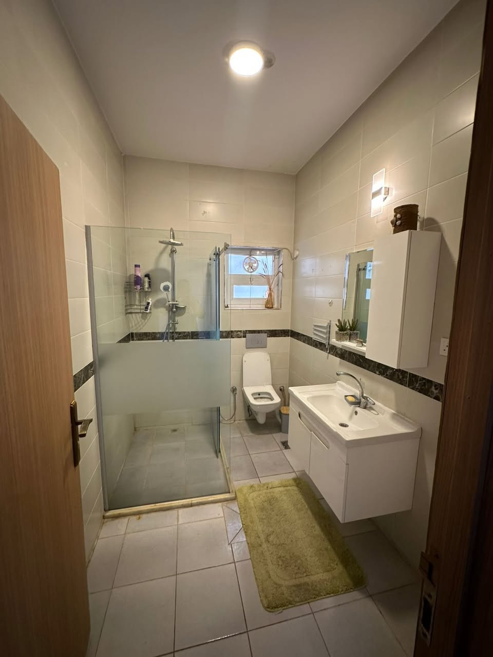 شقه موثثه اثاث كامل في مجمع ايادي العدل مساحه١٧٢ متر طابق ٤ 
الايجار المطلوب ١,٥٠٠,٠٠٠ دينار 
للاستفسار الاتصال على الرقم ***********
