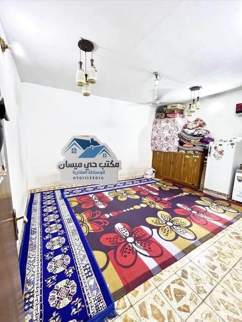 للبيع بيت 110متر مربع طابقين 10*11 متر و شارع 10 متر مفتوح على الشارع التجاري الشريط بداية قطاع 76 قريب على شارع البوريات حي ميسان يحتوي الطابق الاول غرفة و صالة و مطبخ و استقبال و الطابق الثاني 3 غرف السعر 125 وبي مجال للاستفسار اتصل ***********
