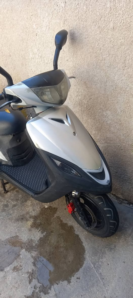 دراجة ماكس مية وربعين نقصهة بس باتري جاهزة السعر 300 وبيهة مجال حك الجية الرقم *********** مكاني بغداد الدورة ابو دشير  بي واتساب

