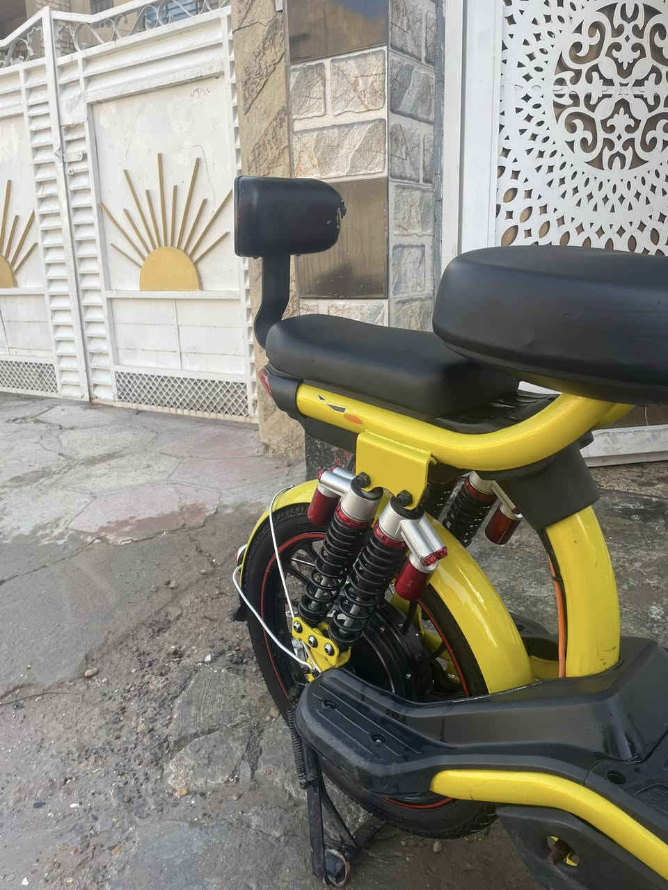 السلام عليكم دراجه شحن حجم 20لون اصفر مميز  الدراجه 5بطاريات الدراجه كلش نضيفه  السعر 275 وبيهه مجال ***********-***********
