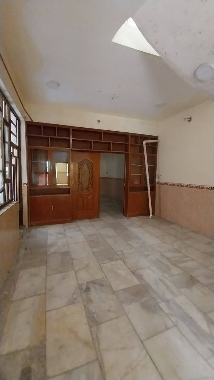 بيت للبيع في المحمودية حي العدالة قرب خلف محكمة المحمودية مساحة ١٣٣ متر يحتوي على استقبال ومطبخ وصالة داخلية ٣ غرف نوم وصحيات يحتوي على كافة الخدمات لإستفسار السعر ١٨٥ مليون
للإستفسار  الاتصال على الرقم 
*********** يحتوي على واتساب
