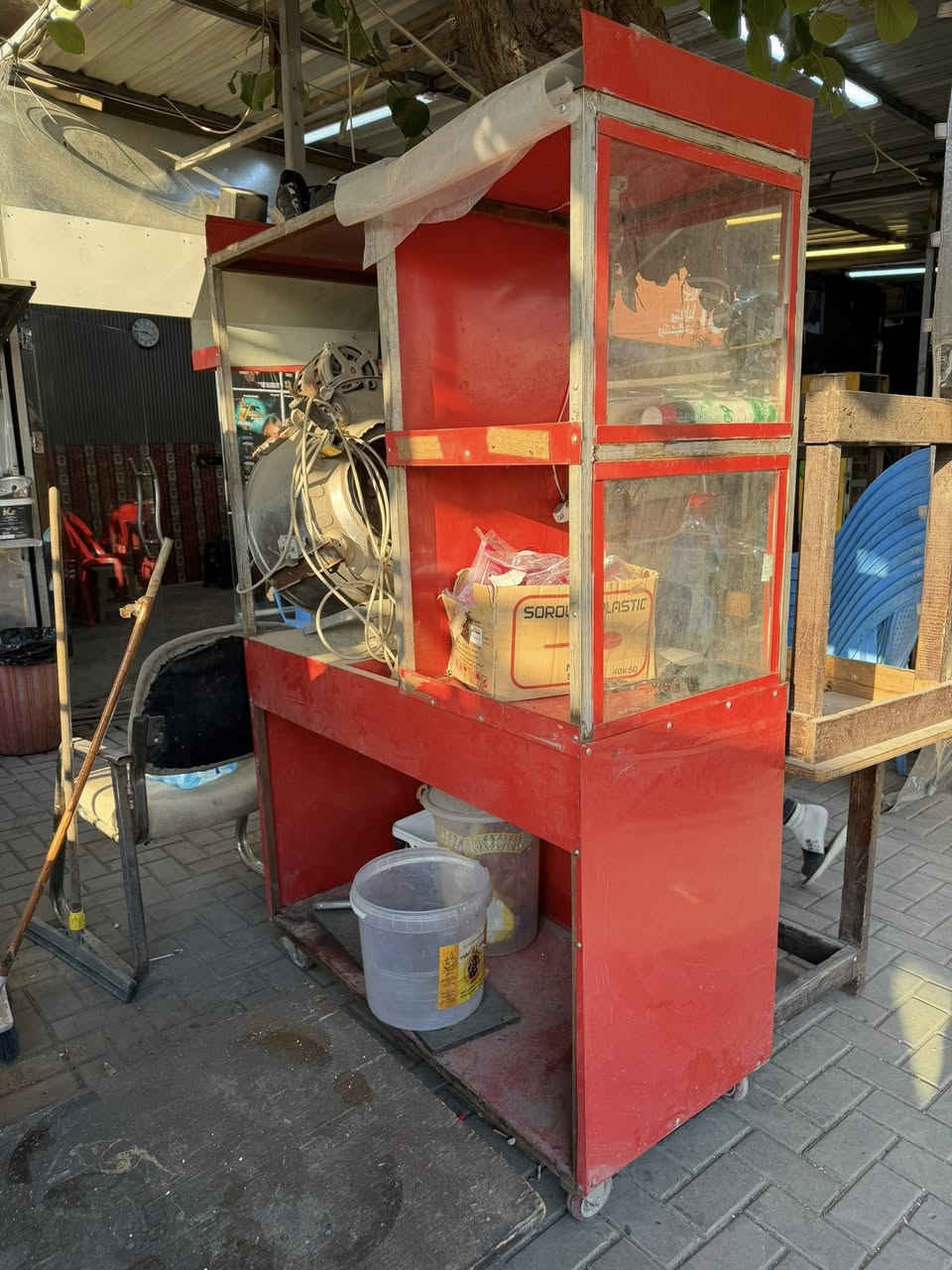 مكينه مال حب جديده كلها شغاله ماطور وانارهً كامله مناقصها شي السعر 150 الف العنوان بغداد الاعظميه
*********** واتساب
