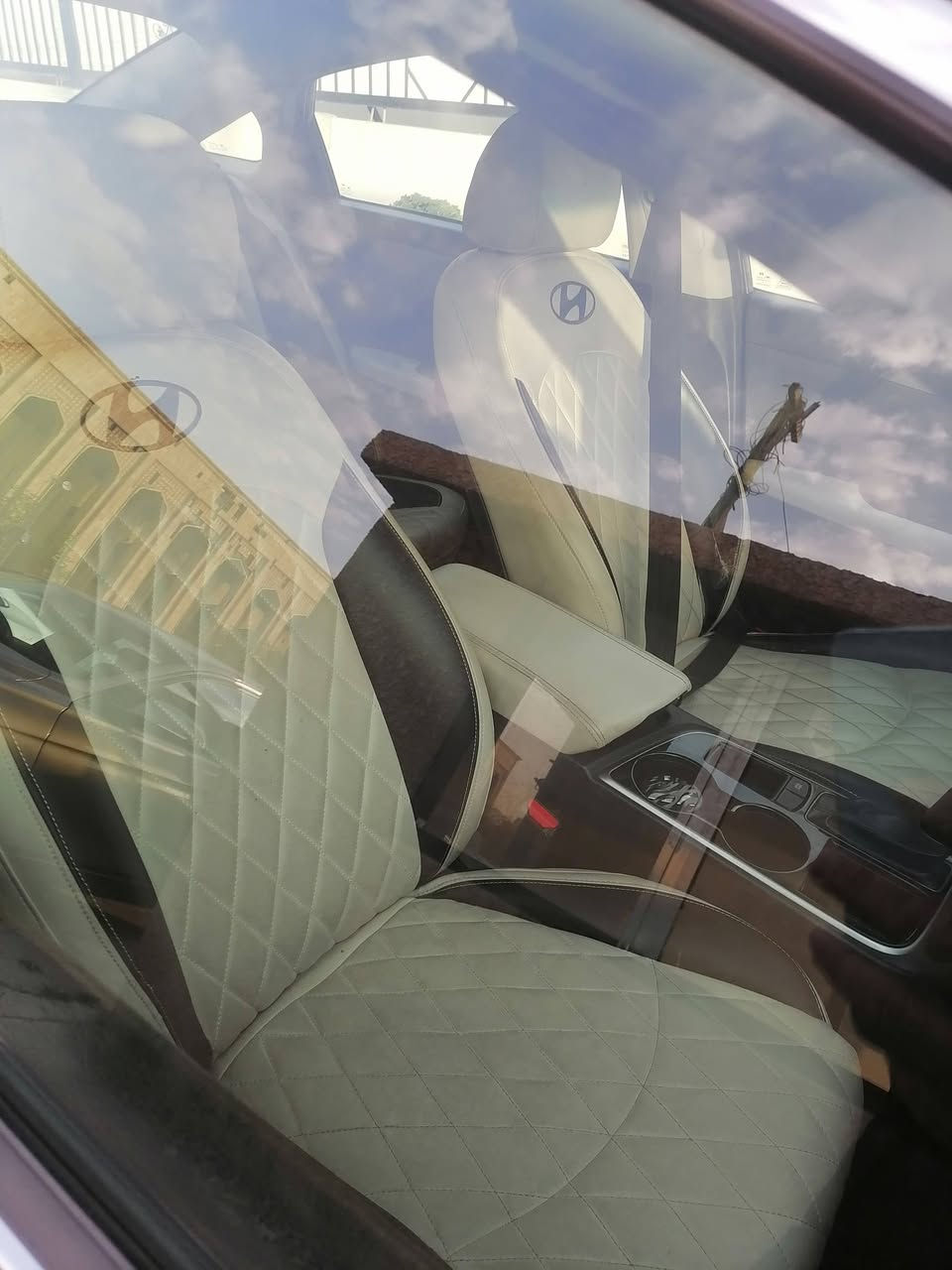 سيارة للبيع
سلام عليكم.. اخوان عندي سوناتا وارد امريكي ٢٠١٨ لون رصاصي فيلي حادثهه وجه  صندوق ودعامية خلفية فقط ماشية ٩٠ الف ميل سيارة نظيفة جدا نصبتهه حلوة صدرهه نظيف جدا تايراتهه نظيفة باتري جديد داخلهه جديد كشنات جلد ابيض مطعم بالاسود تدفئة وتبريد كامل كامرة دوارة تحكم ستيرن شاشة وباقي مواصفات ال SE المعروفة.. بيهه مشكلتين فقط.. الاولى الرادار الخلفي واكف بسبب الحادث والثانية المحرك ينقص دهن.. والسيارة حلوة جدا وجاهزة للسفر السعر المطلوب ١٤٠٠٠ دولار وبيهه مجال.. للتواصل الاتصال *********** ابو ياسر / بغداد  حي العدل
