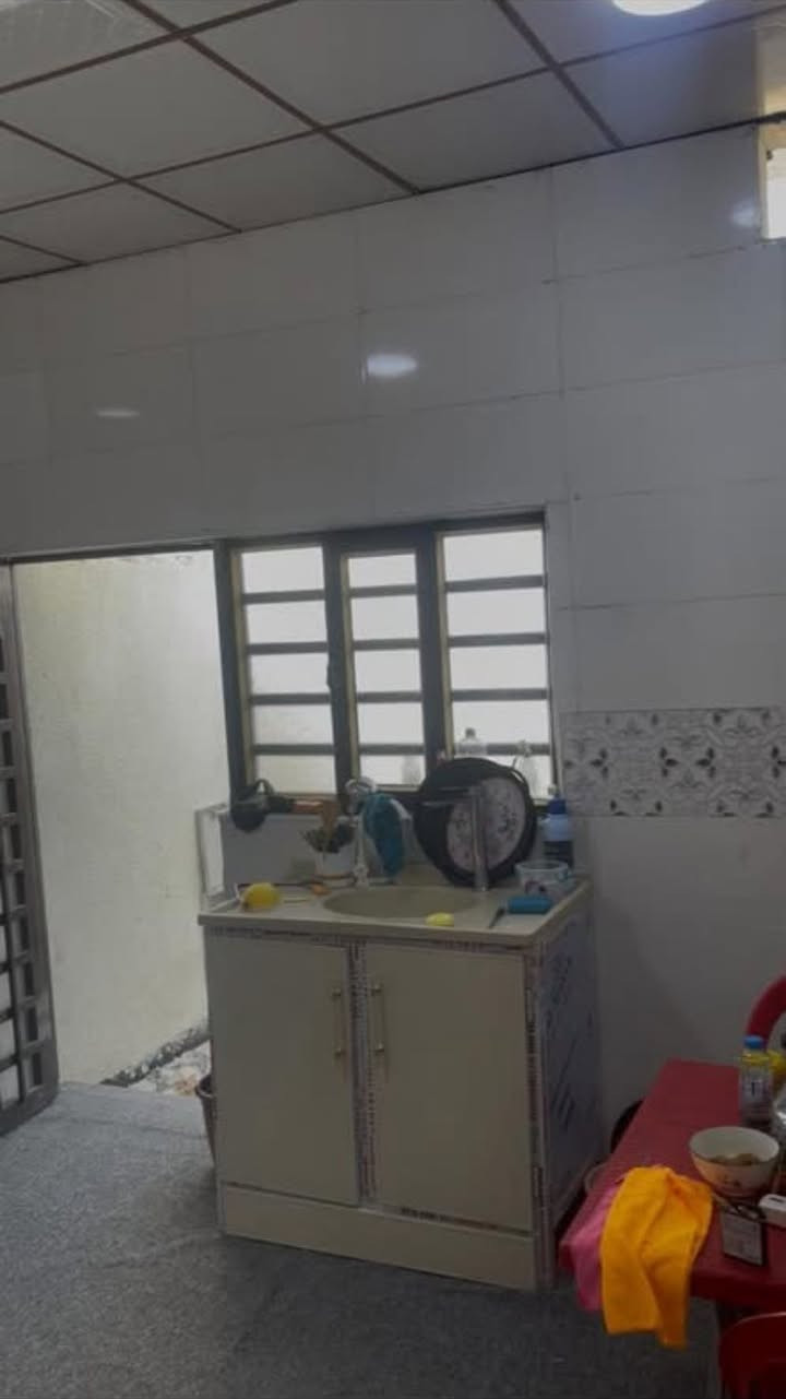 بيت للإيجار الجزيرة الريان قرب محطه بنزين الجديده 100 متر
غرفتين وصالة ومطبخ وديوانية وصحيات
خارجية وداخلية 
 البيت فارغ 
الايجار 350 او قـابل للتفاوض
للاستفسار ***********
