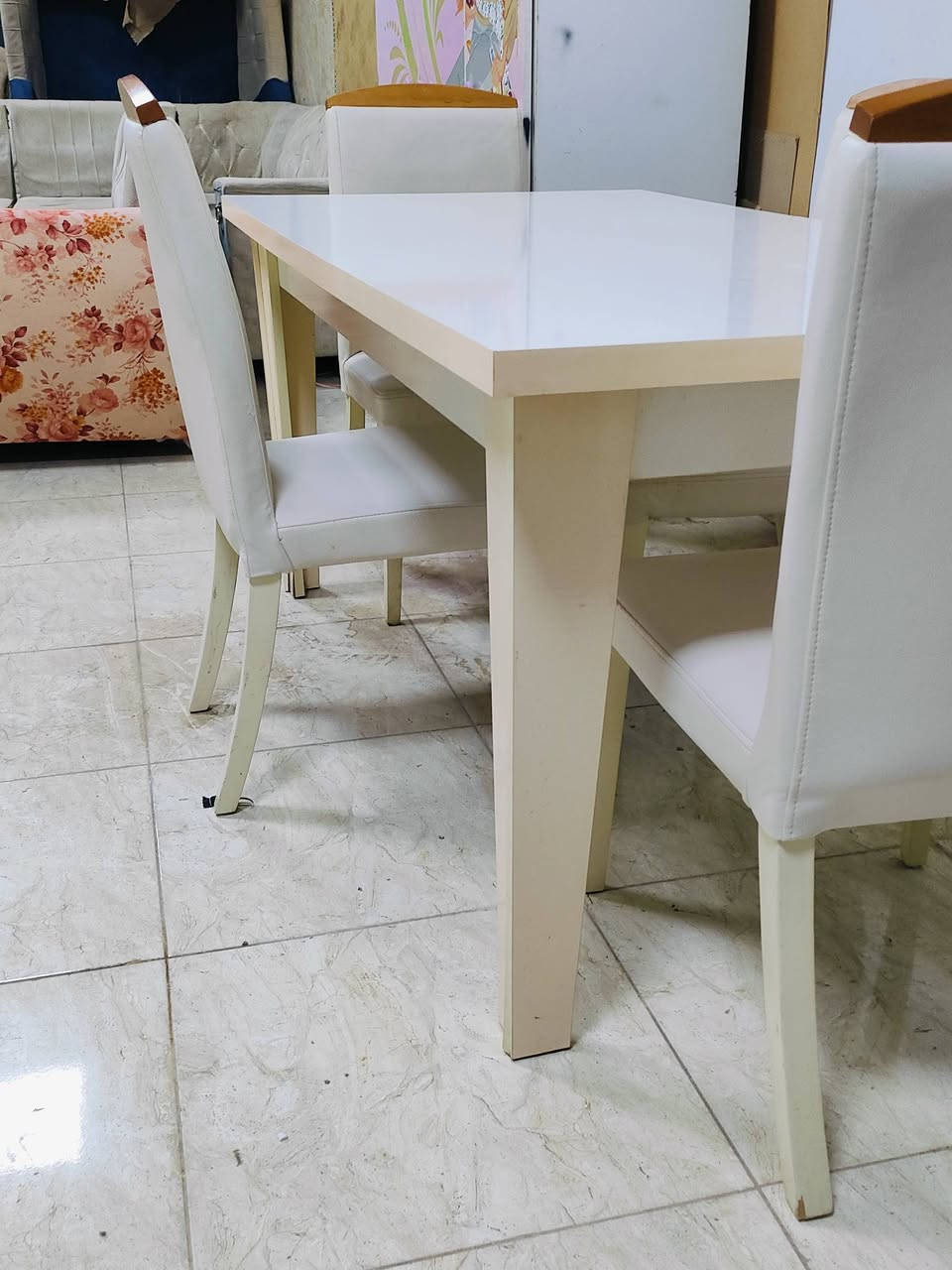 السلام عليكم ميز طعام تركي مع اربع كراسي للبيع سعر 80 وبي مجال مكاني كركوك كوباني اتصال على الرقم ( *********** ) #معرض الياقوت للأثاث والمواد المنزلية
