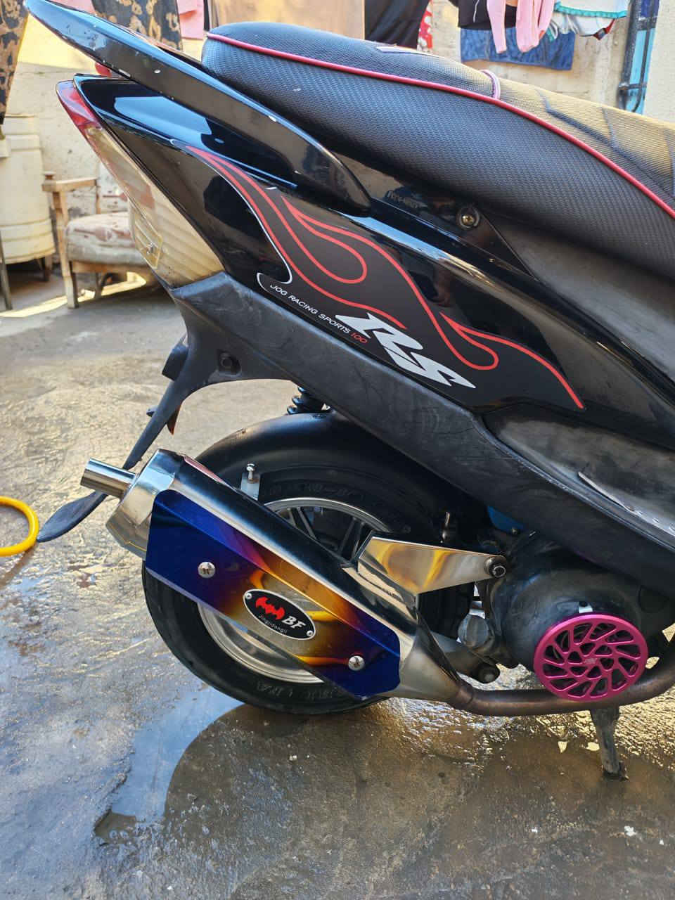 السلام عليكم :
ماكس عدله رياضي 55 بوشه + صالصنه رياضي + سلف رياضي + ولفات جديده مرتبه + هندر كامل جديد بلاضافه غراضهه البدلاديه موجودات يتكونن من ( صالصنه + البوشه البلادي + الكفرات ) متوفرات تاخذهن وي دراجه 
دراجه بيهه نقوصات حالهه حال اي دراجه ونقوصات بسيطه 
والسعر 650 وبيها مجال ( واتساب *********** ) المكان بغداد البياع
