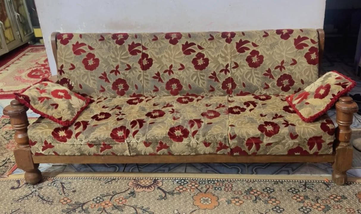 تخم عشر مقاعد الخشب القديم الاصلي مكفول من الكسر اخو الجديد
للبيع السعر 275 وبي مجال اتصل وتدلل 
***********
