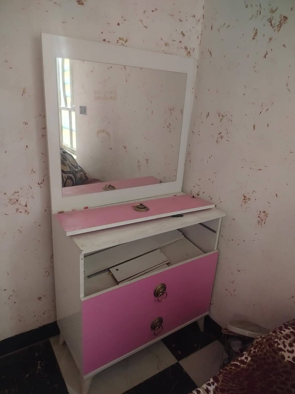 غراض بيت للبيع استخدام قليل ثلاجة جديدة استخدام شهر السعر ٢١٠ قفل ١حجم وسط طباخ نضيف سعره ٧٥ قفل  وغرفه ورديه فقط جراره يرادلها سچة ١٣٠ الف قفل العنوان بغداد البلديات ***********
