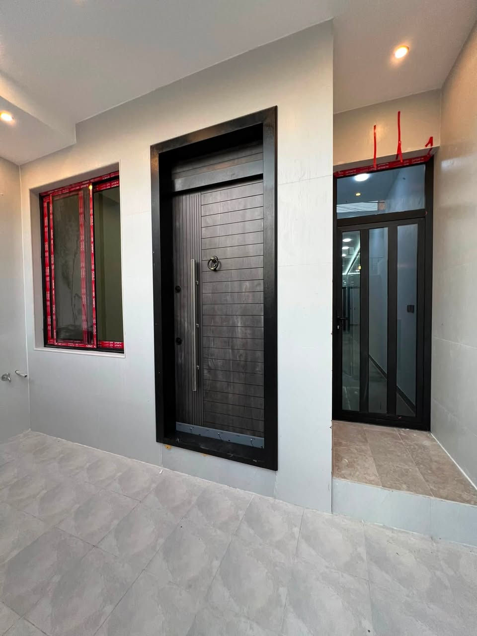 دار للبيع بمساحة 100 متر  تصميم حديث و شغل درجة اولى🏠
📍موقع البيت بغداد الكرخ حي الجهاد منطقة ديوان المخابرات 

تفاصيل البيت ⬇️

➖ طابقين ونص.
➖ الداخل 5 غرف نوم واسعة.
➖ صالة الاستقبال 
➖ مطبخ مرتب
➖ 3 حمام بنظام حديث

التشطيبات والمواد ⬇️

➖ الواجهة تغليف بورسلين.
➖ الأرضية مرمر 
➖ الشبابيك ألمنيوم عازل بجودة ممتازة.
➖ ديكورات داخلية

📌 للاستفسار و معاينة البيت ميدانياً

الاتصال على الارقام ابو يوسف ***********
