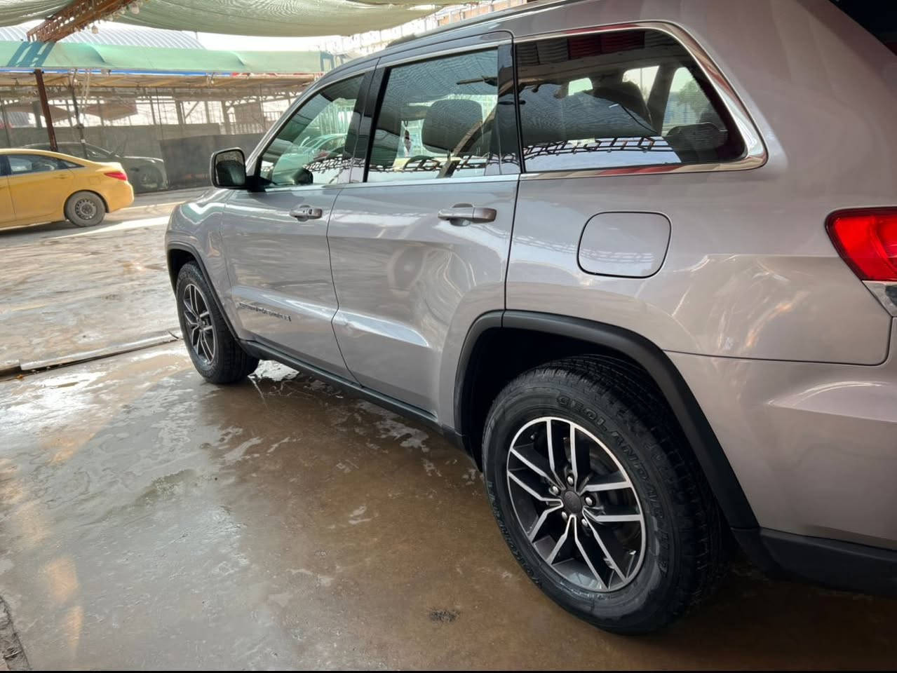 السلام عليكم

جيب كراند شيروكي 

موديل : 2019

ماشية : 33ميل

المواصفات 

بصمه 

تشغيل عن بعد

كشنات كهرباء 

كشنات جلد تدفئه 

شاشة 

كاميرا 

تحكم ستيرن جهتين 

كروز سرعة ( نظام سبورت رياضي )

نظام ايكو 

نظام اطفاء 

نظام توقف عند الاقتراب 

حساسات خلفية 

ويل كب كروم  17

بلوجكتور 

قطعتين تبريد 
 
رادار بالمري الجانبيه

الارضيه مغلفه نايلون شفاف 

الاسبير مانازل @
سستم صوت بالجنطه 

السياره على ايدي وبسمي حره 
 
الحادث جداً بسيط كما موضح بالصوره بدون تبديل ويدون اي  قطرة صبغ فقط دعاميه اماميه اني شلت القديمه وخليت جديده وموجوده القديمه عندي 

السيارة جاهزه من كلشي بدون اي نقص . 

السعر : 220$
العن

للاستفسار 

***********
***********
