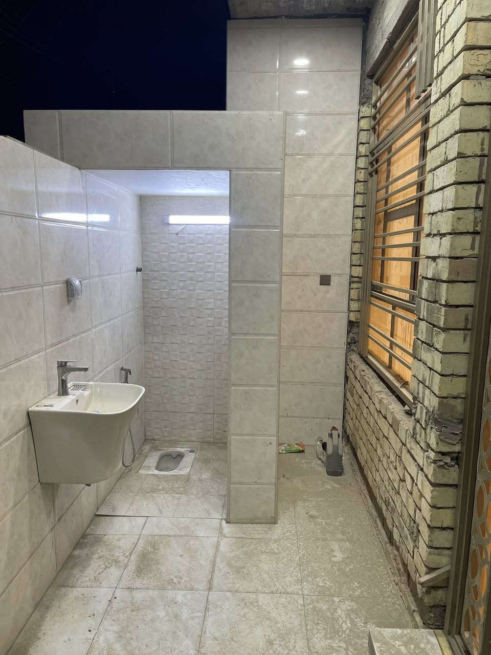 �✨ دار للبيع – فرصة ممتازة ✨🏡

📍 الموقع: سكينة الزراعي – مقاطعة 2/9
📐 المساحة: 100 متر
🏠 البناء: طابق ونصف
🆕 سنة البناء: 2025
✅ غير مسكونة بعد

🔹 تفاصيل الدار:
🛏️ غرفتين نوم
🛋️ صالة واستقبال
🚿 عدد 2 حمام
🍳 مطبخ حار وبارد

🔹 إضافات مميزة:
🔥 سخان
💧 تانكي ماء عدد 2
⚙️ ماطور مي

💰 السعر: 125 مليون قابل للتفاوض

📞 للاستفسار : ***********
