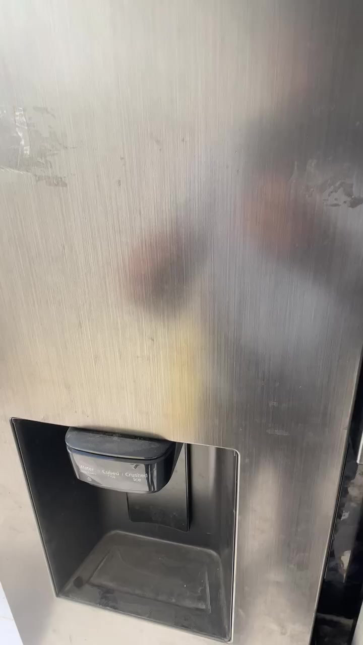 سلام عليكم ثلاجه  سامسونك كدامك واضحه بل فديو جديده.  طفت عله غفله والله ماعرف شنو بيه     مصار شهرين من اشتريته وخليته بلطرمه ولا جبت مصلح اريد ابيعه ولحد يكسر بحلال العالم  اغلبكم بيش سعره هي هاي الثلاجه بخاخ صانعه ثلج  صفحه مجمده وصفحه ثلاجه سعره من الاخير وخسرران الله يشهد  سعره ٥٠٠الف الشراي جاد بدون عمله يتصل ***********
