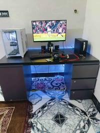 ميز  فقط للبيع  ارتفاع 75 عمق 77 طول 150  3 جرارات. 2 قفل  وبوفية بيه ...