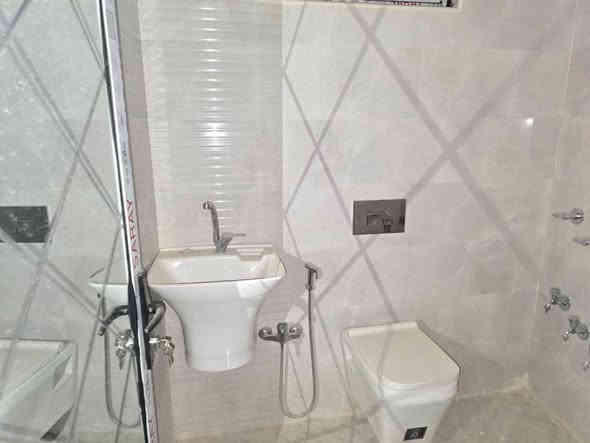 للبيع بيت ١٠٠ متر واجه ٥نزال٢٠  جديد بناء ٢٠٢٥مدخلين واجه حديثه مطعم مرمر ارضيه مرمر ٤غرف نوم حمام عدد٢ صاله وهول و مطبخ حار و بارد بناء درجه اولئ شبابيك ابواب المنيوم بغداد  الدوره شارع ٦٠ قرب النائبه وحده الجميلي السعر ٢٤٥ الاتصال *********** صاحب الدار
