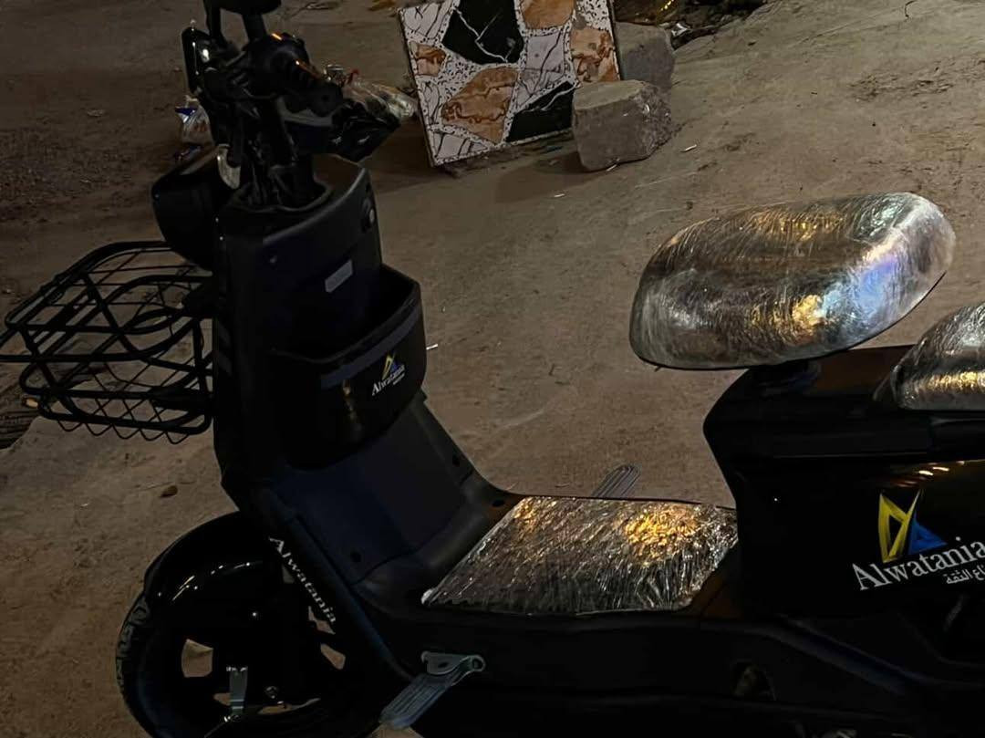 سلام عليكم  ماطور شحن  كامل الموصفات يحتوي الماطور على موصفات السعر 350 وبي مجال
1:نظام التشغيل عن بعد مع جهاز حساس 
2:نظام الاشارات شغل يمين يسار 
3:حساسات ونظام سرقة 
4:خمسه بطاريات دبل 
5:بي 3نمر يمشي 40 حقيقي
ملف 2000 والشاحنه 60واط
الماطور كله شغال الله شاهد 
للتواصل 
***********
للبيع فقط بدون مراوسه
