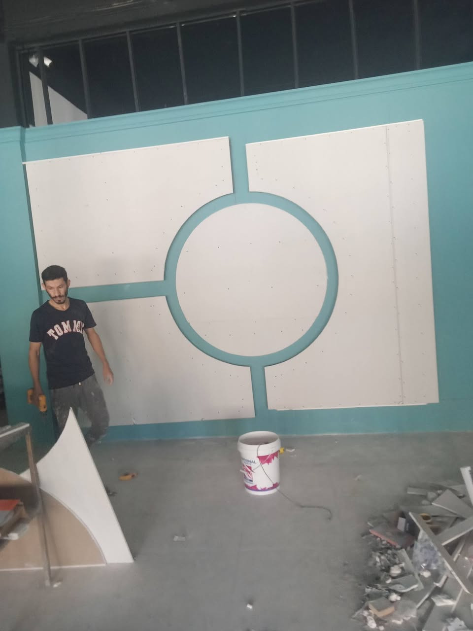 السلام عليكم من اعمالنا جبس بورد وفوم واجهات ومطابخ وحمامات ومنازل ومحلات واجهات واصباغ رقم ***********
