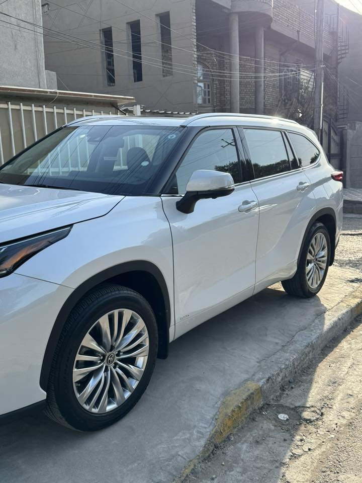 تويوتا هايلندر بلاتينيوم فول مواصفات ١/١ هايبرد موديل ٢٣ بيهة طخة خفيفة بالجاملغ الامامي فقط بدون ارباك مغلفة ppf ماشية ١٥ الف ميل السيارة جديدة السعر ٣٩ الف  للاستفسار *********** غير متواجد ع الفيس
