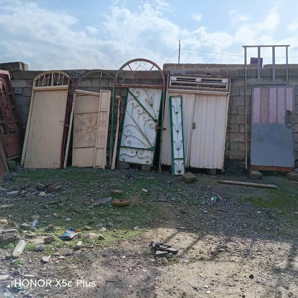 للبيع شبابيك وبوب بلاستك وحديد مستخدم وجديد وقمريه 3 ب5 متر وحديد مال صب من ال4 متار 1 عدد 185 شيش اتصل على الرقم *********** مكان في الشرقاط الساحل الأيسر عويجيله ما ارد خاص
