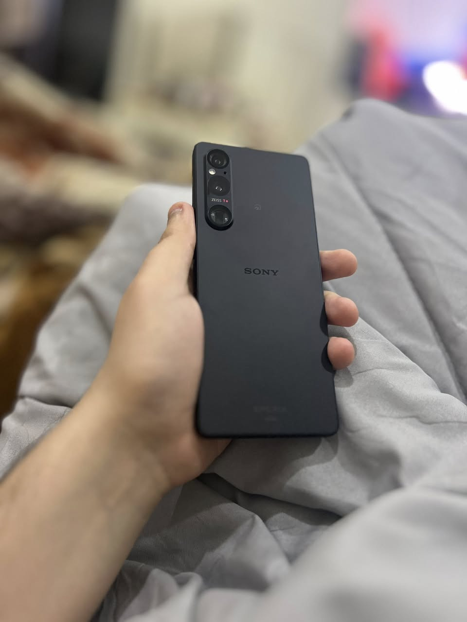 السلام عليكم سوني xperia 1 v mark 5

Sog 10 

النسخة اليابانية الاصلية مواصفاته غنية عن التعريف

عملاق سوني للمراوس مع ماجيك 7 برو او شاومي 14 الترا او هونر 400 برو

مميزات Sony Xperia 1 V

 معالج قوي جدا: الهاتف يأتي مزود بمعالج Snapdragon 8 Gen 2 بدقة تصنيع 4 نانومتر، المعالج يقدم أداء قوي جدا ويعتبر من اقوى المعالجات بدون منازع

 شاشة ممتازة: هاتف Sony Xperia 1 V يأتي بشاشة ممتازة من نوع OLED، الشاشة بدقة +4K ومحمية بطبقة زجاج من نوع غوريلا جلاس Victus 2

 دعم 120 هرتز: الهاتف يدعم معدل تحديث الشاشة 120 هرتز

 كاميرا ممتازة: الهاتف يأتي مزود بثلاث كاميرات خلفية بدقة 48 و 12 و 12 ميجابكسل، الكاميرات تقدم أداء في التصوير يعتبر ممتاز جدا، مع دعم إمكانيات محترمة مثل التقريب البصري حتى 3.5x وتقنية التثبيت البصري OIS وتصوير الفيديو بدقة 4K بمعدل 30/60/120 إطار في الثانية

 بطارية كبيرة: الهاتف يأتي بسعة بطارية كبيرة (5000 مللي أمبير)

 مقاوم للماء والغبار: هاتف Sony Xperia 1 V يأتي مقاوم للماء والغبار بمعيار IP65 و IP68، مقاومة الماء تصل الى عمق 1.5 متر ولمدة 30 دقيقة تحت الماء

مكاني بغداد الكرخ

***********
