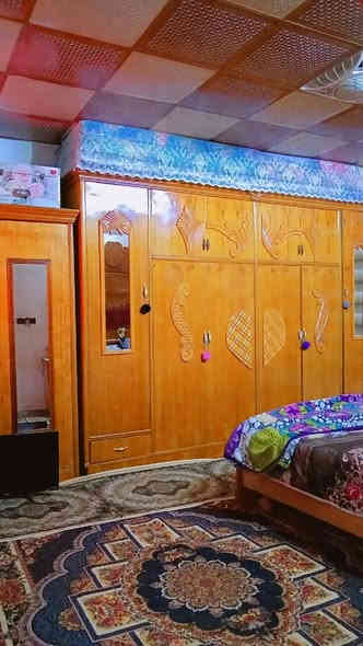 بيت للبيع في الكوت حي الجوادين مساحته 300 بي  ثلاث غرف نوم وتحتوي احد الغرف على حمام داخلي ويحتويي البيت على استقبال صاله  مطبخ حمام صحيات طرمه كبيره حديقه وترك مساحته الغرف 4×5
مطبخ 4×5
مساحته الاستقبال 6×4
مساحه الصاله 9×5
؛واجهيه البيت 10
سعر البيت 55 وبي مجال الاتصال على هاذ الرقم ***********
***********
