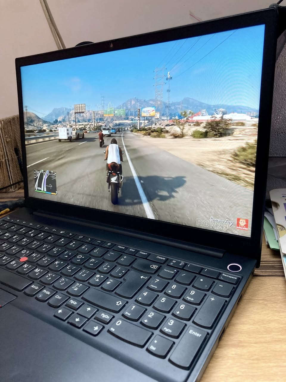 السلام عليكم ورحمة الله 
اللابتوب الاحترافي من لينوفو فئه Thinkpad 
الجهاز بنضافه ممتازه بدون خلل شغال مضمون من الملاحضه 

ياتي بالعتاد الاتي
شاشه حجم 15.6 انش دقه 1080 الوان ممتازه نقيه

معالج ممتاز من انتل
Core i7-12550U -4.80GHZ TURBO BOOST
توربو معالج ٤.٨٠ كيكا ممتاز من الجيل الاثنا عشر

كرت شاشه داخلي انتل و خارجي من
Nvidia Gforce Mx550-4GB DDR6 

ممتاز للرندر و الكيمنك و البرامج الهندسه و المونتاج 

رامات سعه 16GB نوع DDR4 قابل للتوطير
هارد 512SSD ويحوي ثلاث انضمه تخزين داخليه قابله للتطوير

بطاريه ساعتان عمل و اكثر
بصمه فتح وقفل
صوت ستيريو محيطي من دولبي

ملاحضه يوجد اسفل قاعده اللابتوب ضرر بسيط غير مؤثر 

السعر ٤٩٠ الف فقط
بغداد قرب البياع ويوجد توصيل 
للتواصل***********
