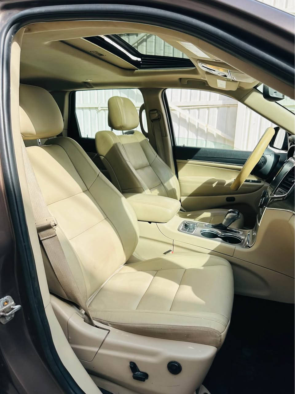 السلام عليكم ♥️
جيب لمتد 2021 امريكي 
الضرر جاملغ مبدل نفس اللون 
وصبغ بابتين صور الحادث موجودة بلمنشور 

مواصفات :-
فتحة سقف
صندوق كهرباء
دفع رباعي 
كراسي ثنين كهرباء 
داخل جلد بيجي 
ماوس 
شاشة كبيرة 
رادار جانبي + خلفي 
وبقية مواصفات معروفة 

السيارة جاهزة خير من الله ما بيها كل نقص رقم بغداد الجديد وبأسمي 
السعر 22,800 وبيها مجال جداً بسيط 
*********** بغداد, العراق
